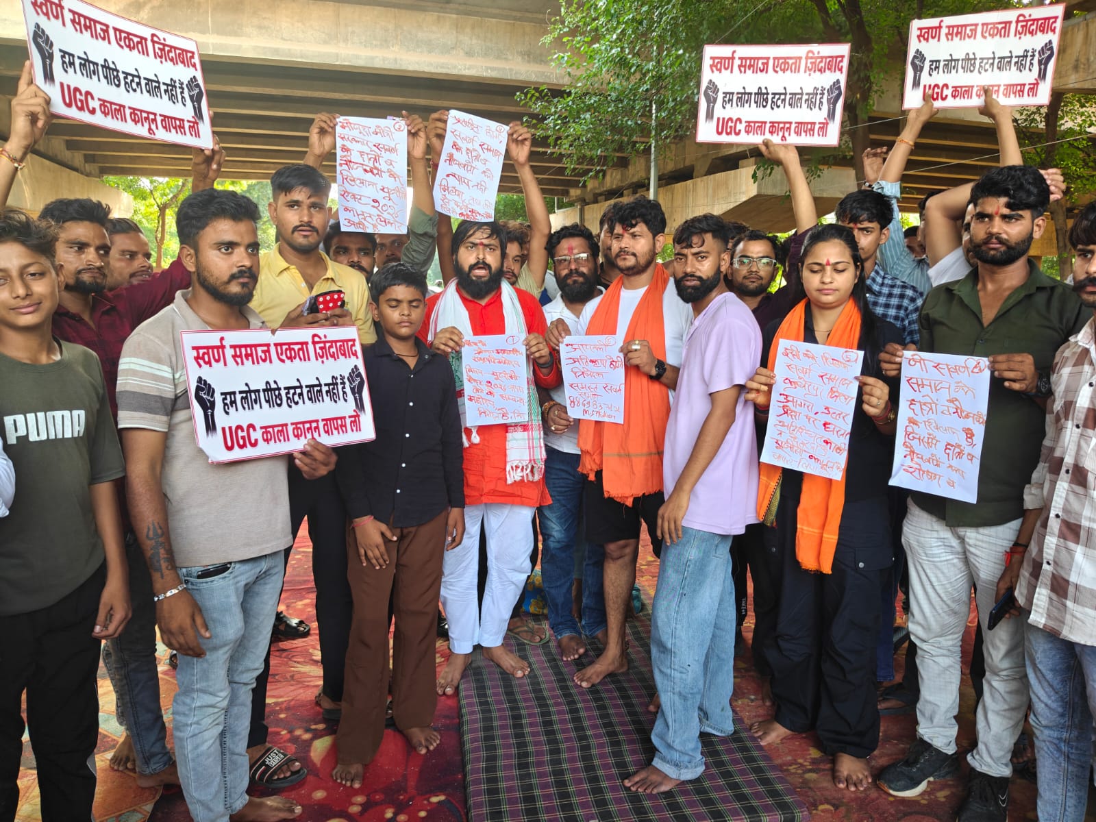 आगरा घड़ी रामी कुबेरपुर पुल के नीचे UGC Rollback की मांग लेकर अनिश्चितकालीन धरने पर बैठे एम एस ठाकुर और अंशुमान ठाकुर युवाओं ने खून से महिम राष्ट्रपति के नाम लिखा पत्र