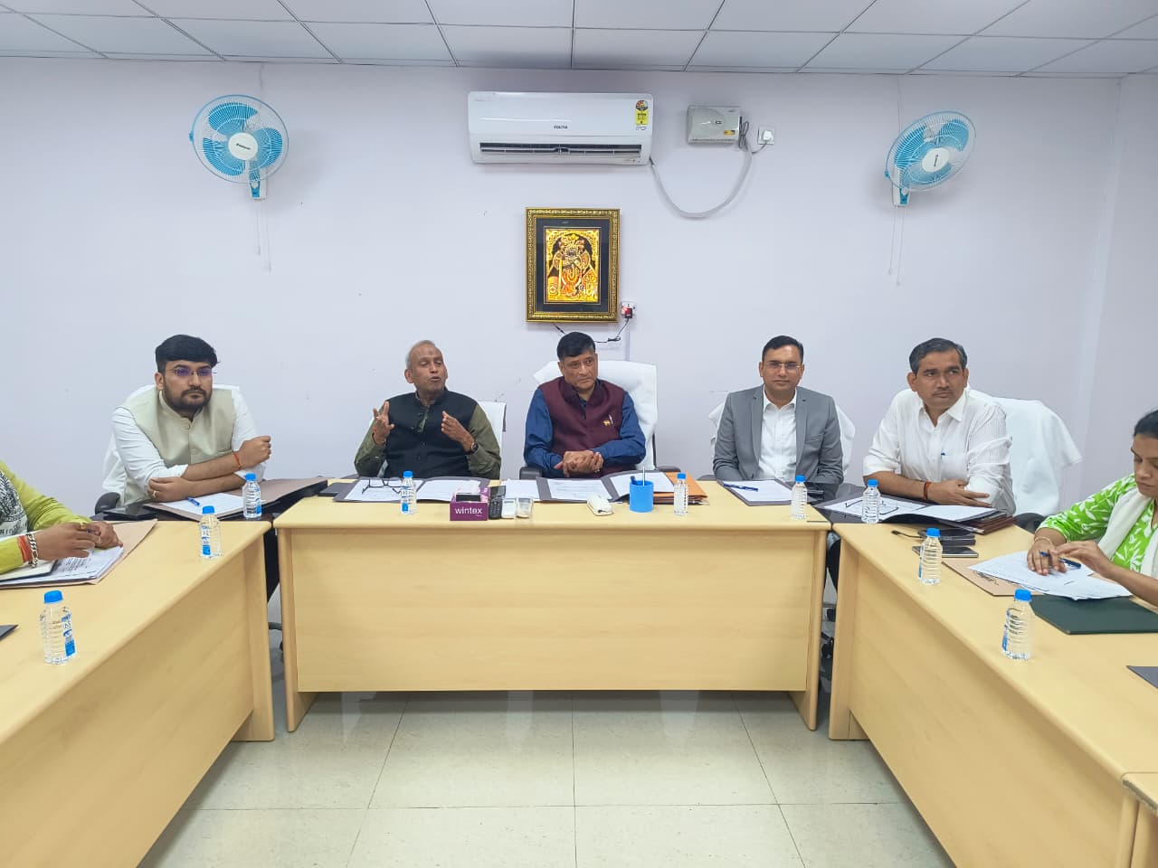 बांके बिहारी मंदिर में लाइव दर्शन से लेकर स्वर्ण-रजत सिंहासनों तक पर मंथन