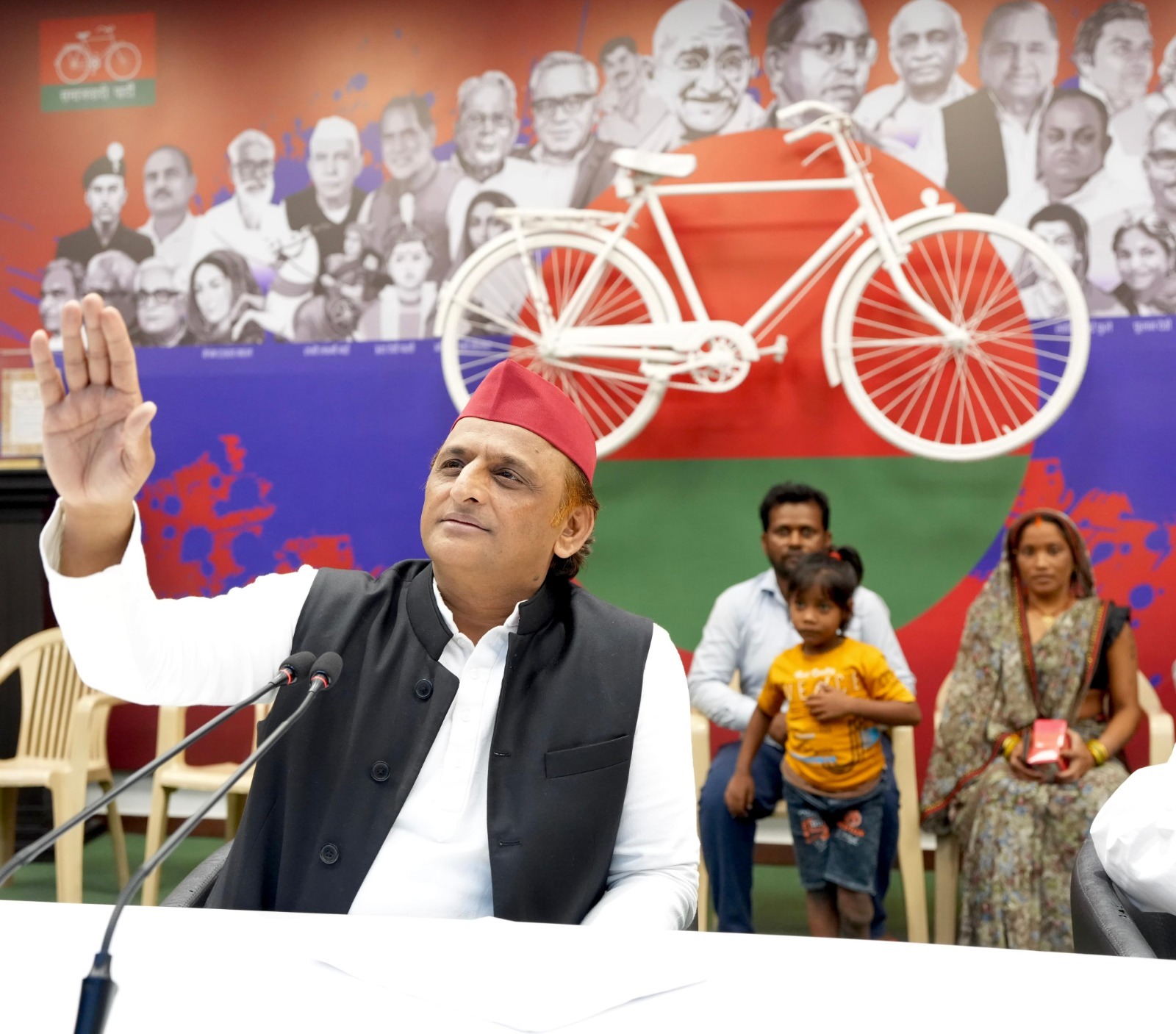 सिंचाई विभाग ने भाजपाइयों के साथ मिलकर, भ्रष्टाचार की नहर निकालकर अपने स्वार्थ के कई खेत सींच लिए हैं तभी ये बदहाली है: अखिलेश यादव