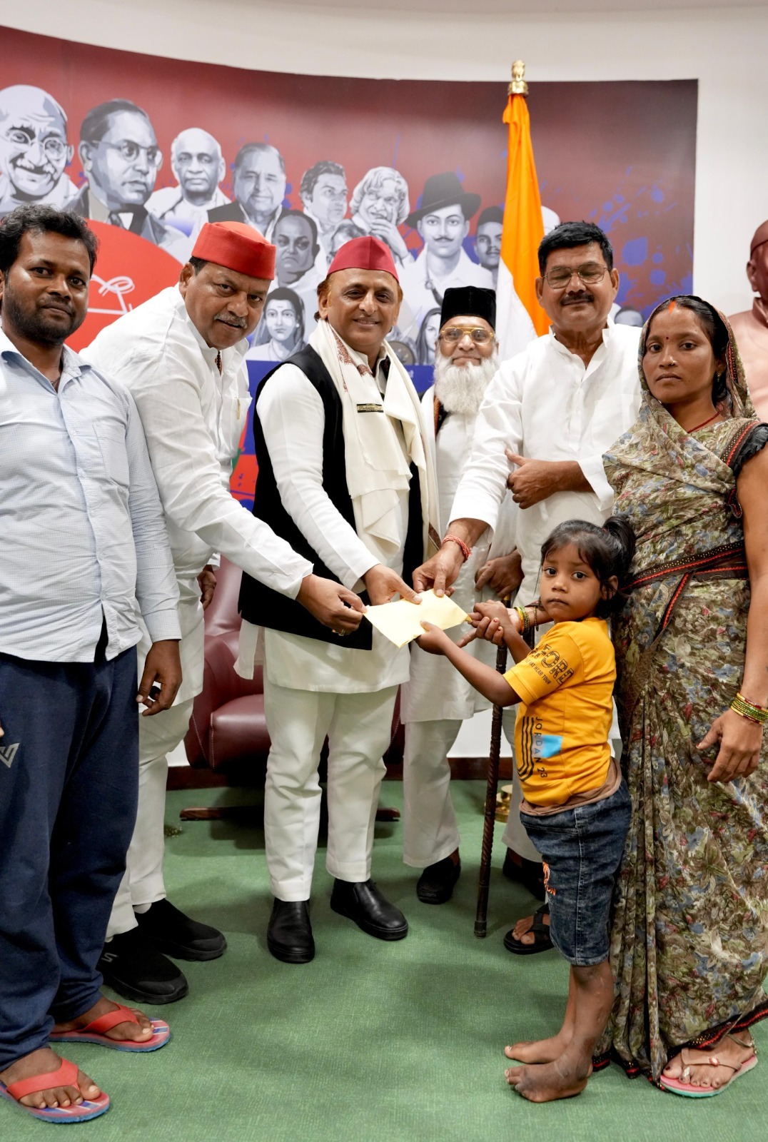 बलिया की बच्ची रागिनी को अखिलेश यादव ने दिया 2 लाख का चैक