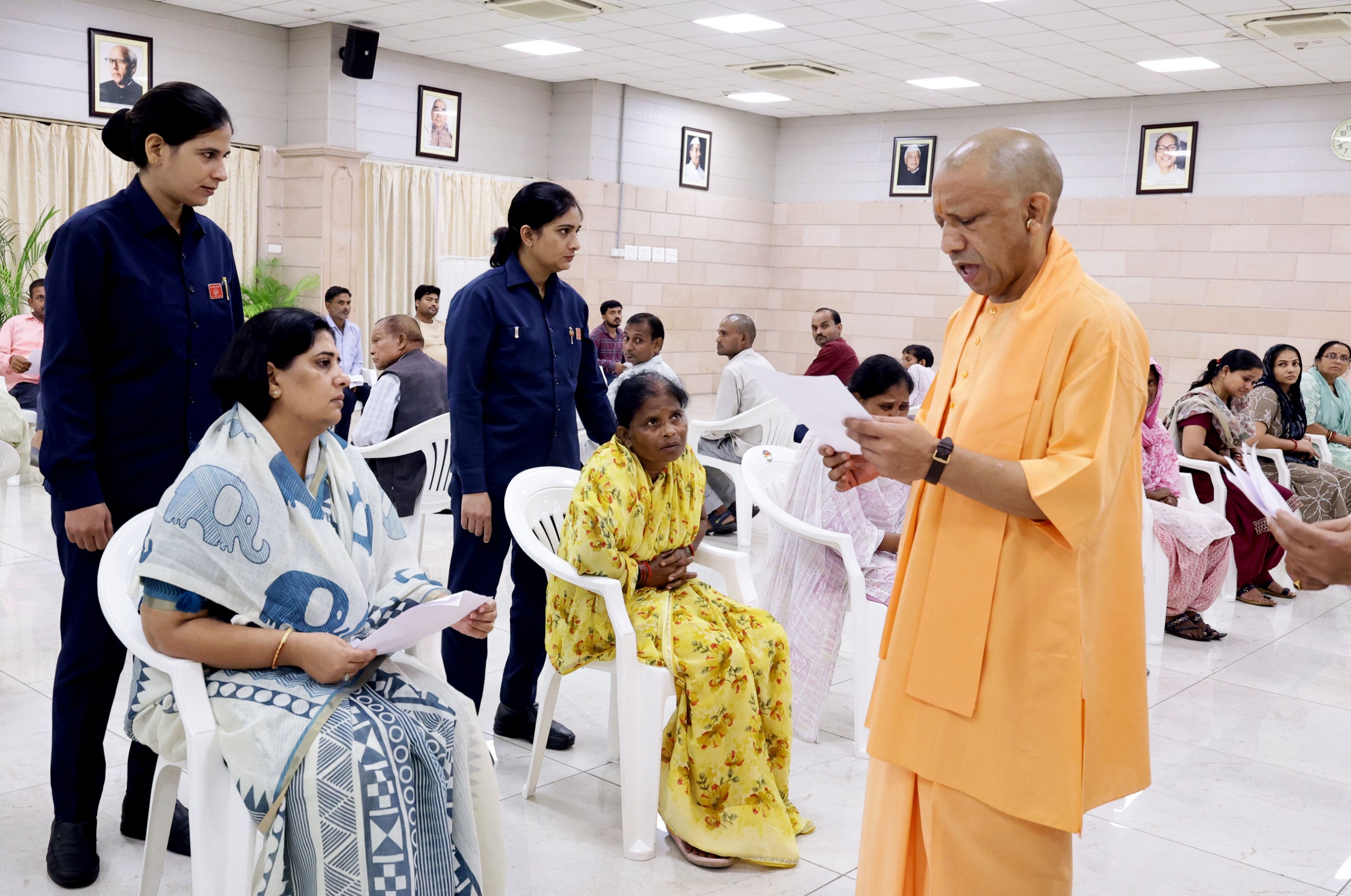 सीएम योगी आदित्यनाथ ने ‘जनता दर्शन’ में प्रदेश के विभिन्न जनपदों से आए पीड़ितों की सुनीं समस्याएं