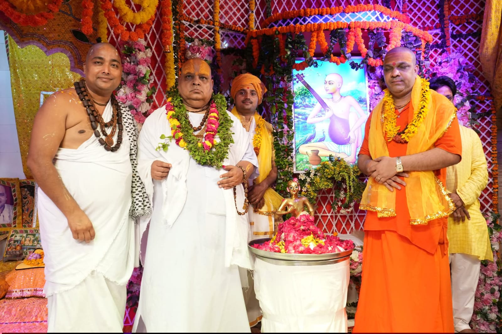 सुगंधित द्रव्यों के अभिषेक से महका स्वामी हरिदास जी आविर्भाव महोत्सव