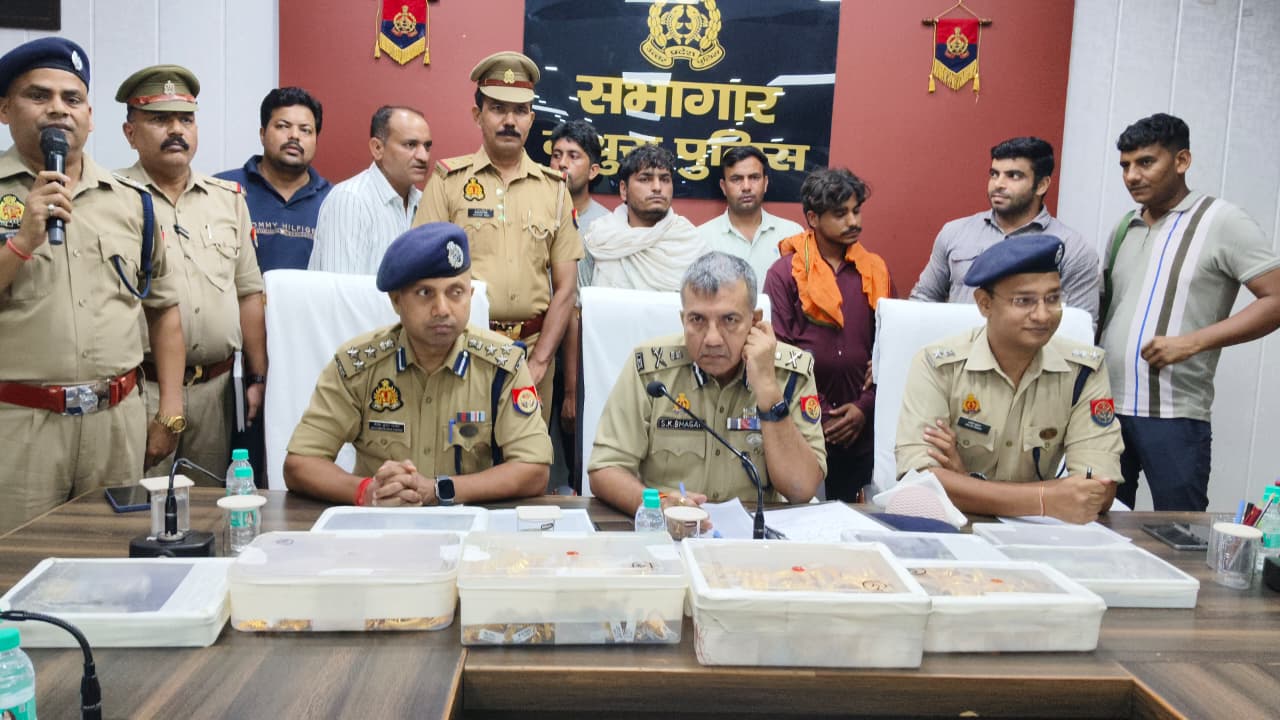 कोसीकलां के नामी ज्वेलर्स में हुई सनसनीखेज वारदात का पुलिस ने 24 घंटे में किया पर्दाफाश, 12 करोड़ की चोरी, 7 किलो से अधिक सोना और नकदी बरामद, 4 आरोपी गिरफ्तार