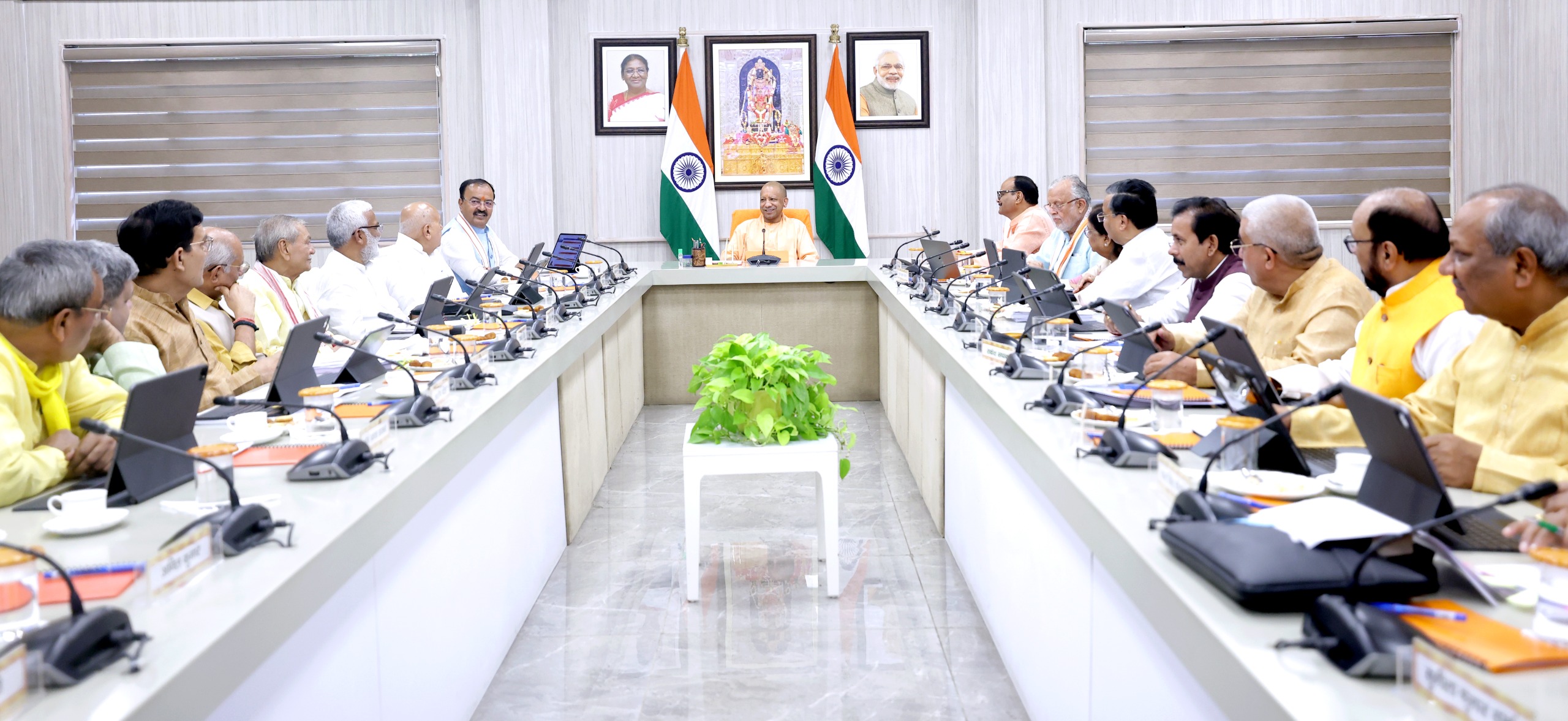 योगी कैबिनेट में 23 अहम प्रस्तावों पर लगी मुहर, एक्सप्रेसवे से लेकर शिक्षा और रोजगार तक लिए गए बड़े फैसले