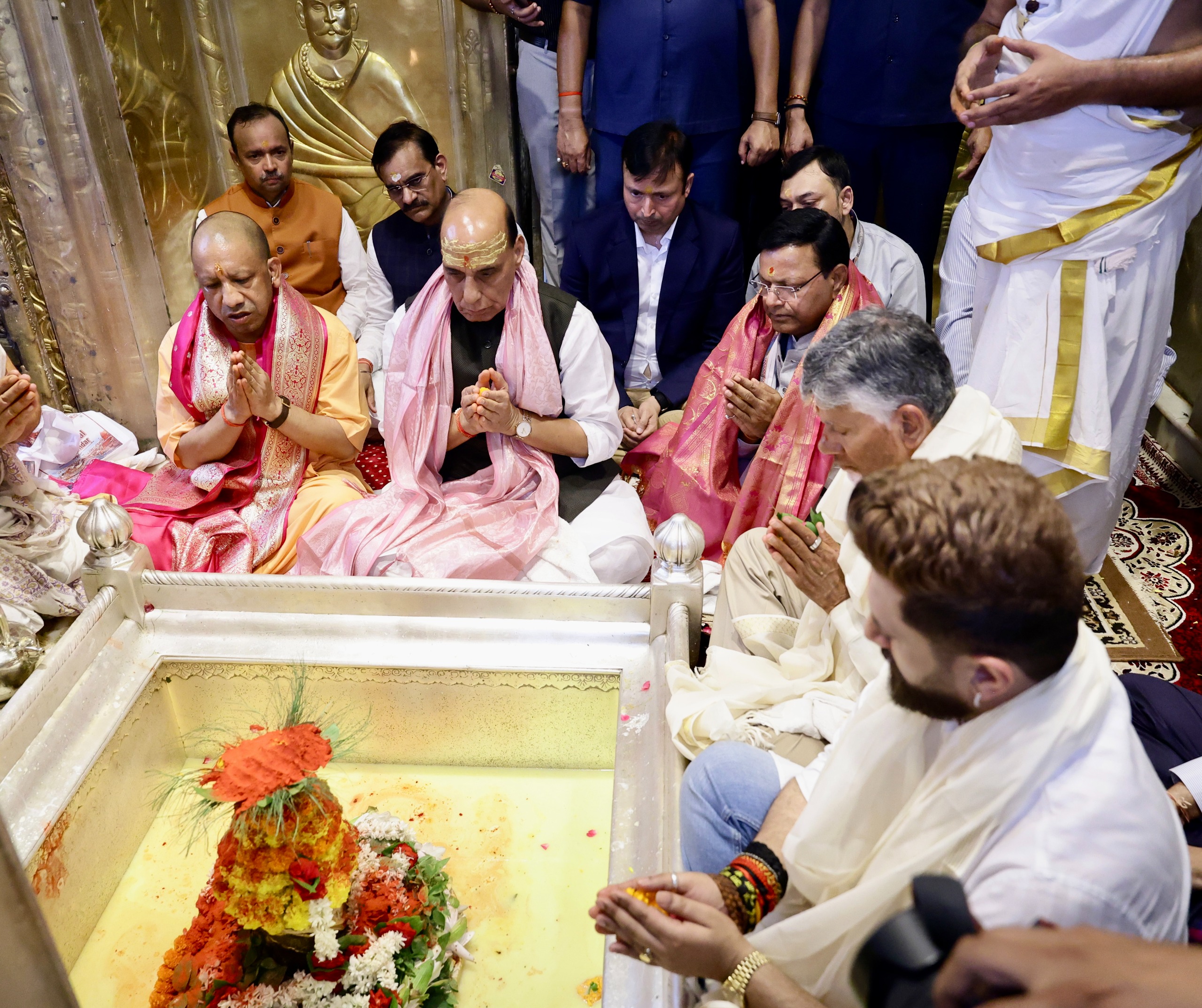 रक्षा मंत्री व मुख्यमंत्री ने किया बाबा विश्वनाथ का दर्शन-पूजन