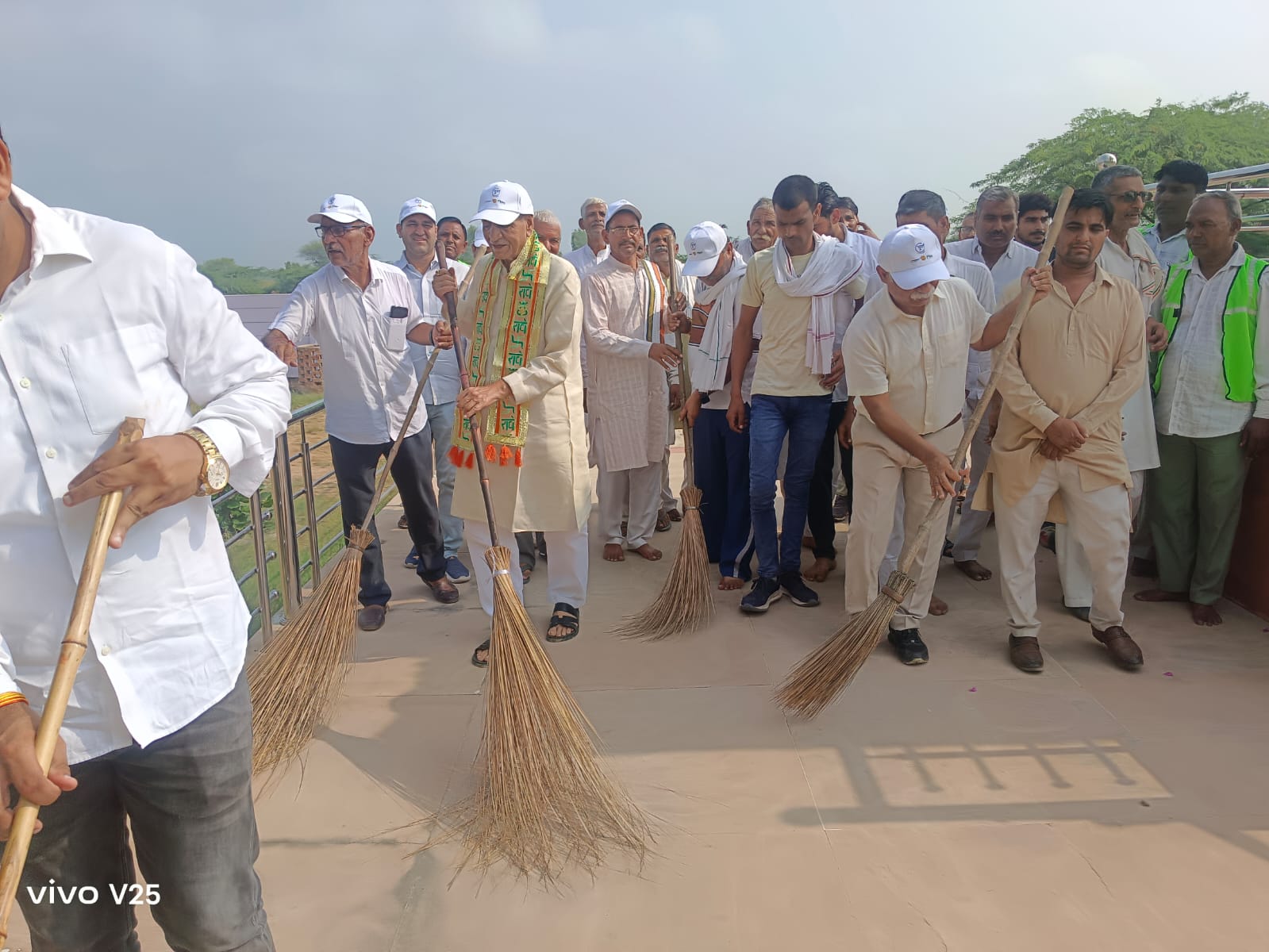 मंत्री लक्ष्मी नारायण चौधरी ने किया श्रमदान, दिया स्वच्छता का संदेश