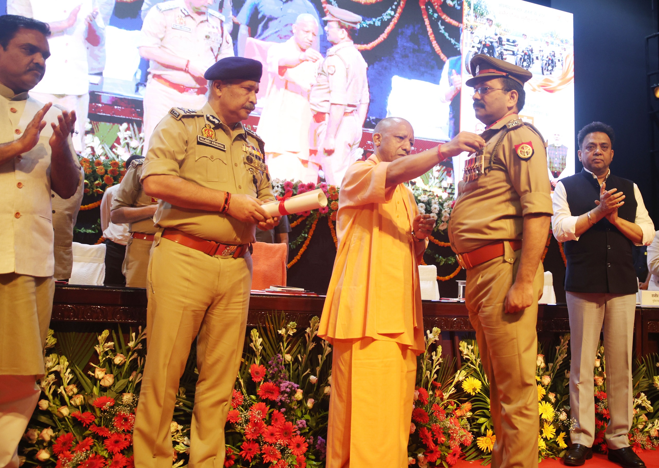 अदम्य साहस व कर्तव्यनिष्ठा का प्रदर्शन करने वाले पुलिसकर्मियों को सीएम योगी ने किया सम्मानित