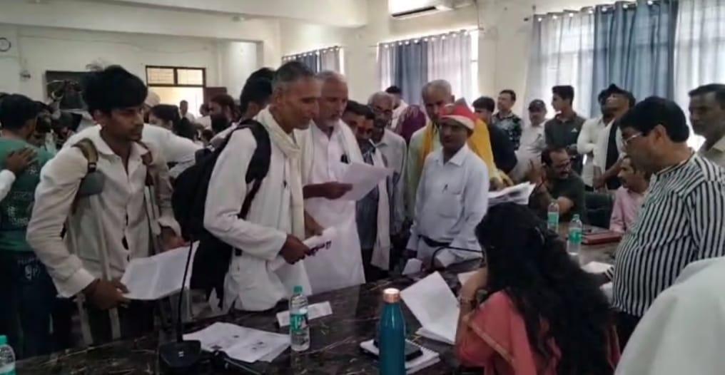 गरीब दिव्यांग किसान की गुहार, बिजली लगवा दो सरकार