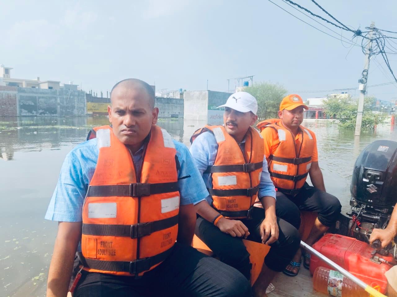 फैजुल्लागंज में नाव से डीएम-ज्वाइंट सीपी ने लिया जायजा, दाऊद नगर में अतिरिक्त कंट्रोल रूम के निर्देश