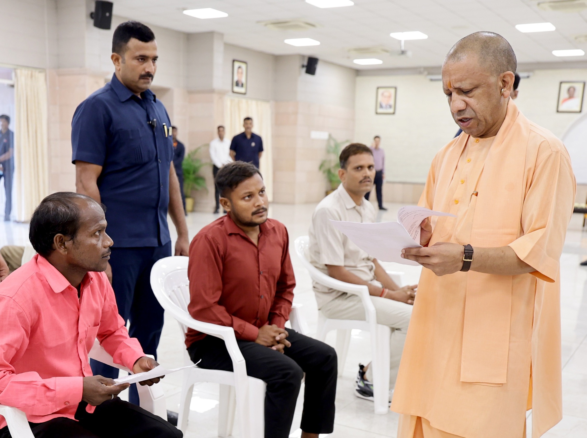 पीड़ित की संतुष्टि सरकार का ध्येय, प्रशासन हर उचित समस्या का कराए समयबद्ध निस्तारण: सीएम योगी