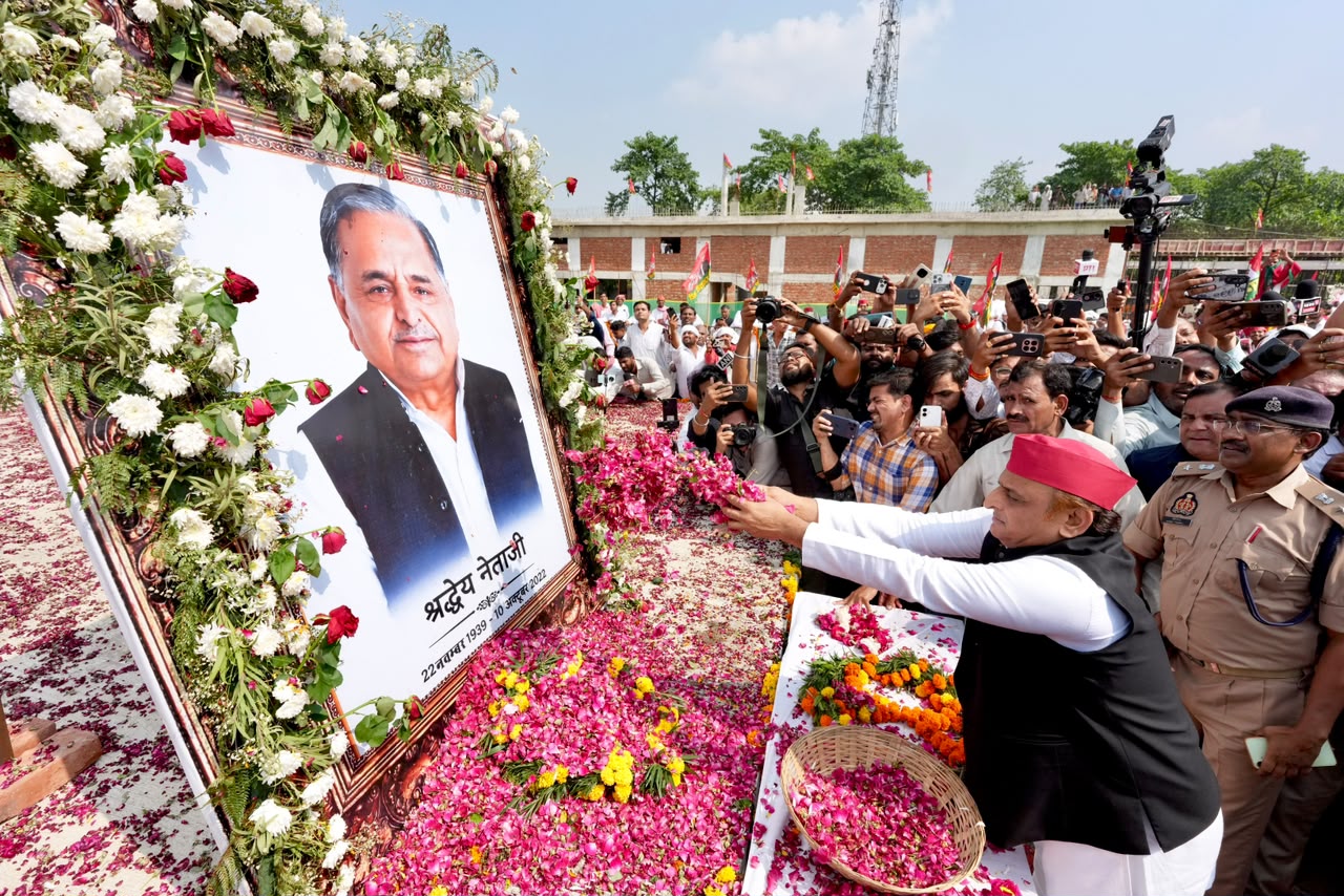 पूर्व सीएम मुलायम सिंह यादव की पुण्यतिथि पर श्रद्धांजलि देने उमडा जन सैलाब