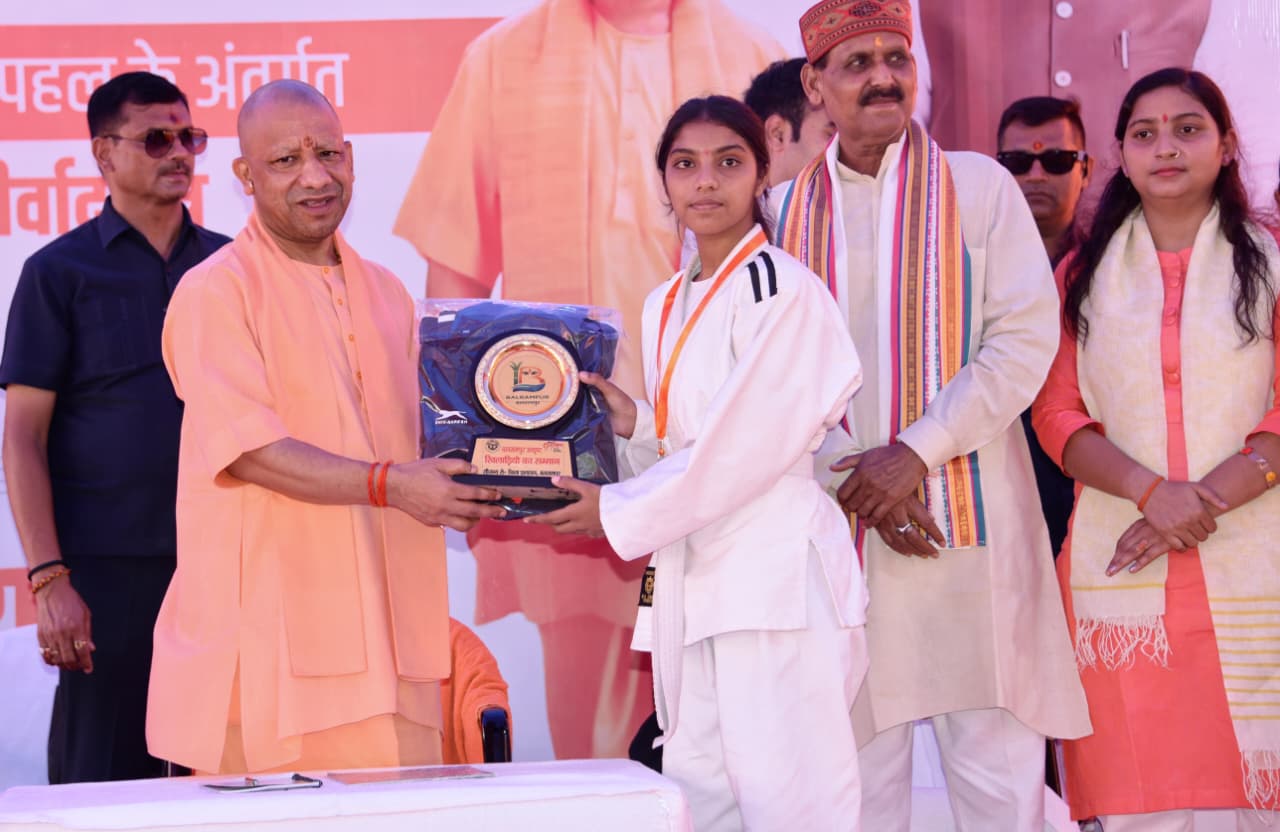 मुख्यमंत्री ने राष्ट्रीय प्रतियोगिताओं की विजेता खिलाड़ियों को किया सम्मानित