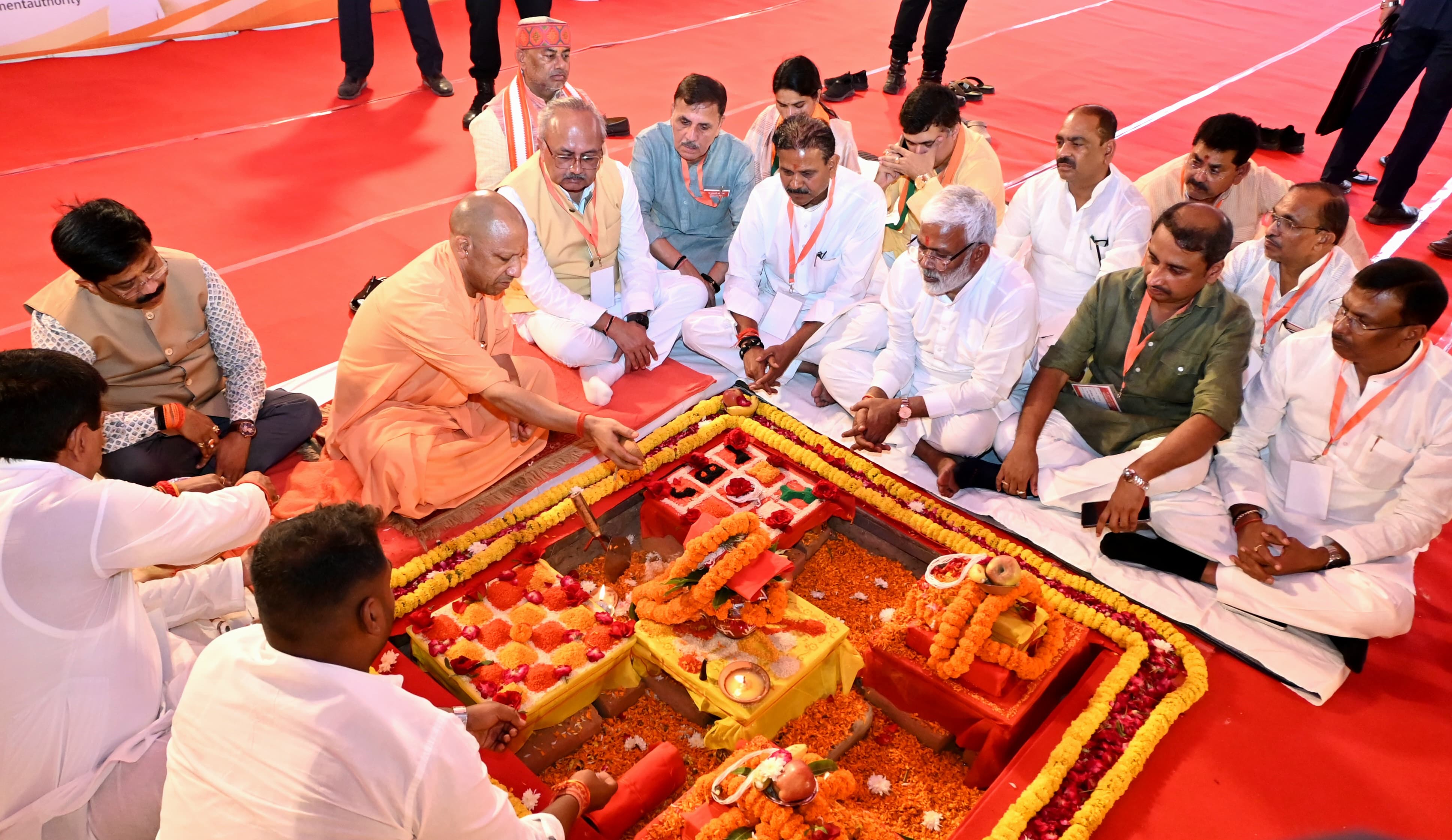 अब प्रयागराज में किसी ने माफियागिरी करने का दुस्साहस किया तो वह मिट्टी में मिलने की तैयारी कर ले: मुख्यमंत्री