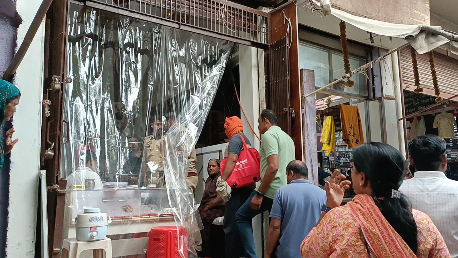 राया में चोरी का सोना खपाने के मामले में कर्नाटक पुलिस का छापा, ज्वेलर्स को हिरासत से छुड़ाने पर व्यापारियों और समाजसेवियों ने किया विरोध
