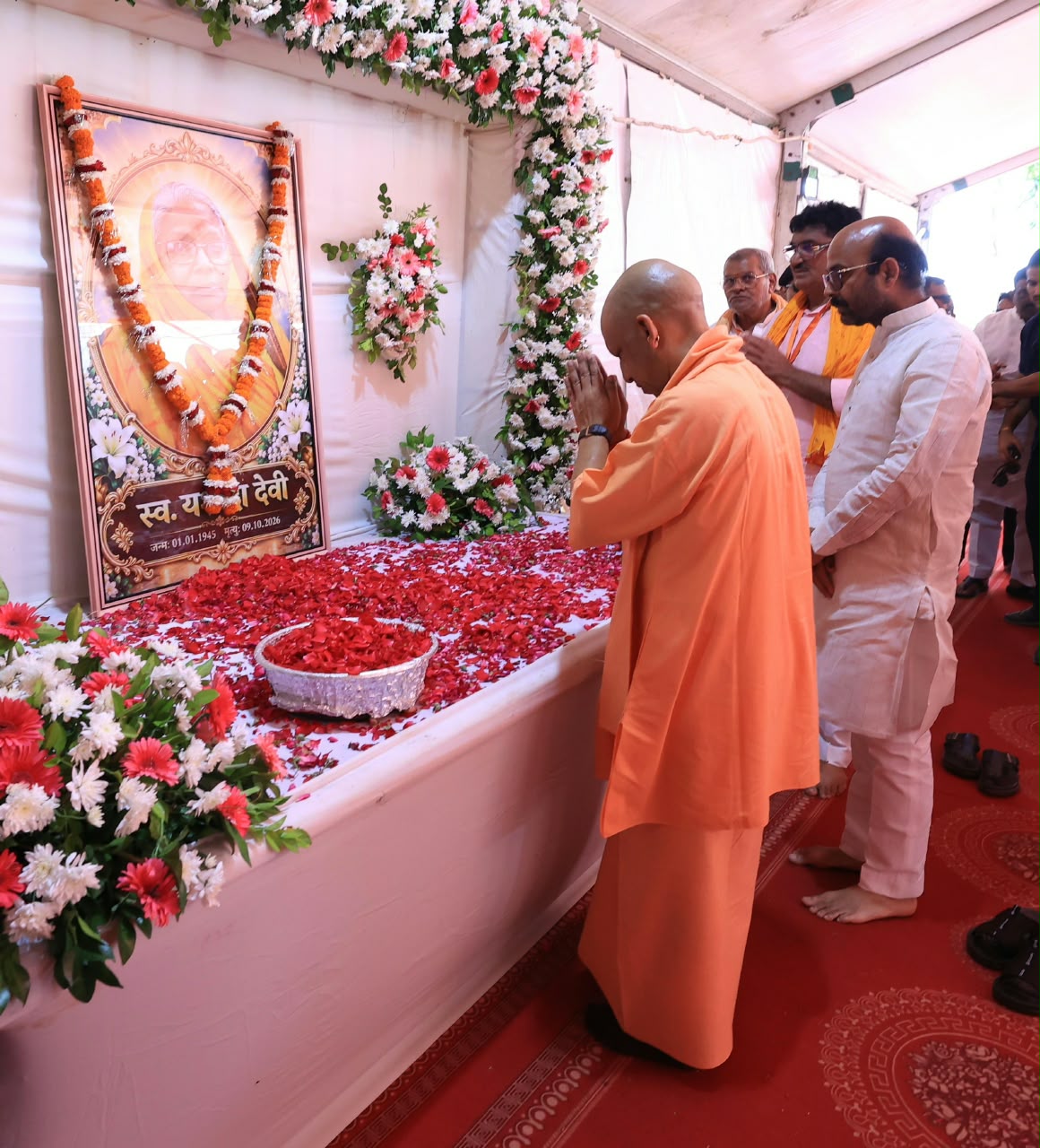 हरीश द्विवेदी के गांव पहुंचे मुख्यमंत्री, दिवंगत माता को दी श्रद्धांजलि