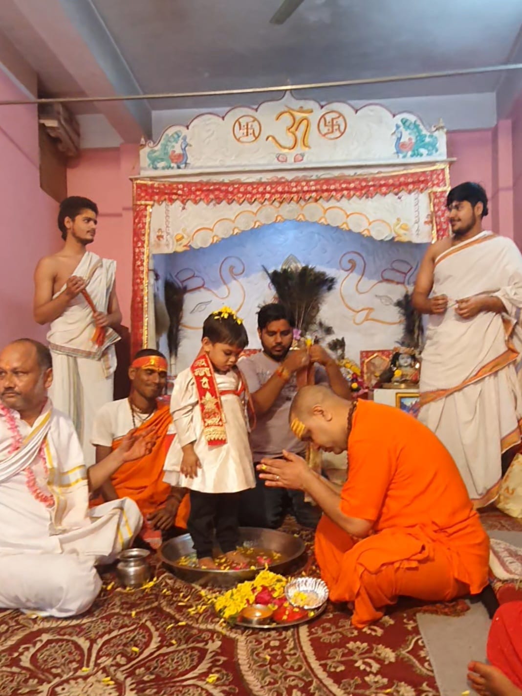 चारणाश्रम में नवरात्र पर उमड़ी श्रद्धा, 501 कन्याओं का पूजन कर दक्षिणा और उपहार भेंट किए