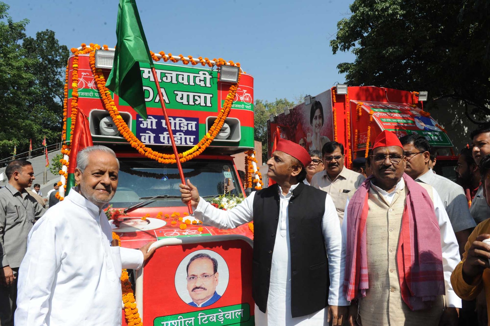 प्रचार की एलईडी वैनों को अखिलेश यादव ने दिखाई हरी झंडी