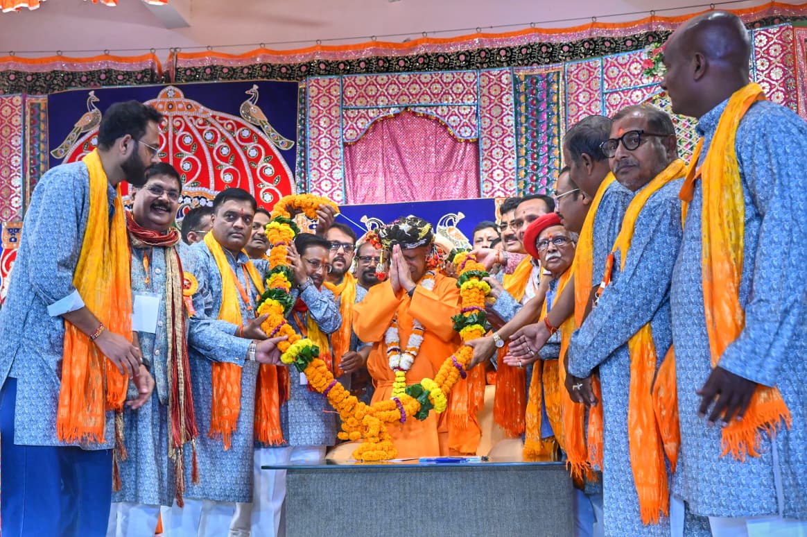 मुख्यमंत्री एवं गोरक्षपीठाधीश्वर योगी आदित्यनाथ की अगुवाई में गोरखनाथ मंदिर से मानसरोवर रामलीला मैदान तक शोभायात्रा का भव्य स्वागत