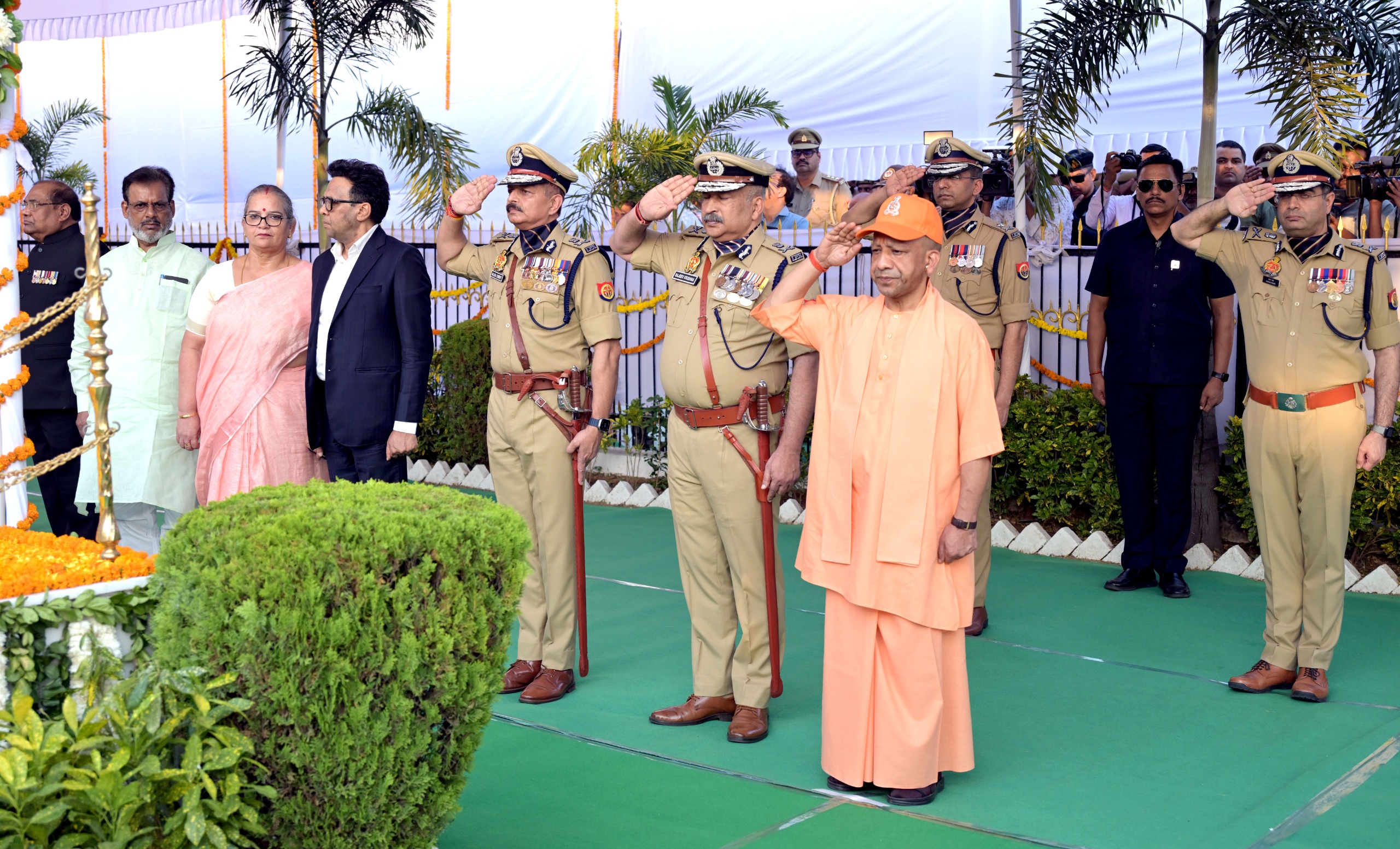 मुख्यमंत्री ने पुलिस शहीद स्मारक पर पुष्पचक्र अर्पित कर अमर शहीदों को दी श्रद्धांजलि, कहा- राष्ट्र हमेशा ऋणी रहेगा