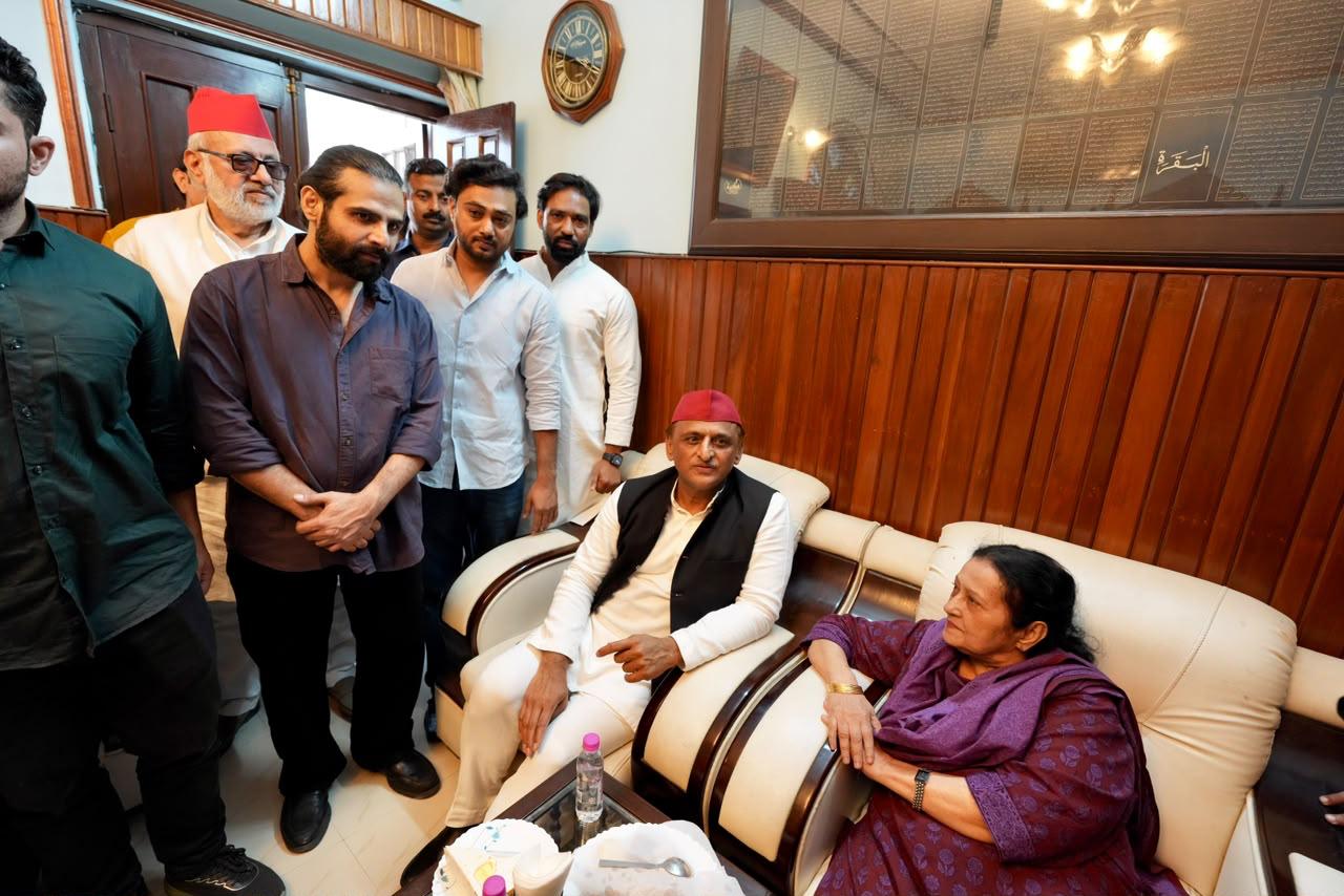 आजम खान से जिला कारागार में अखिलेश यादव ने की भेंट