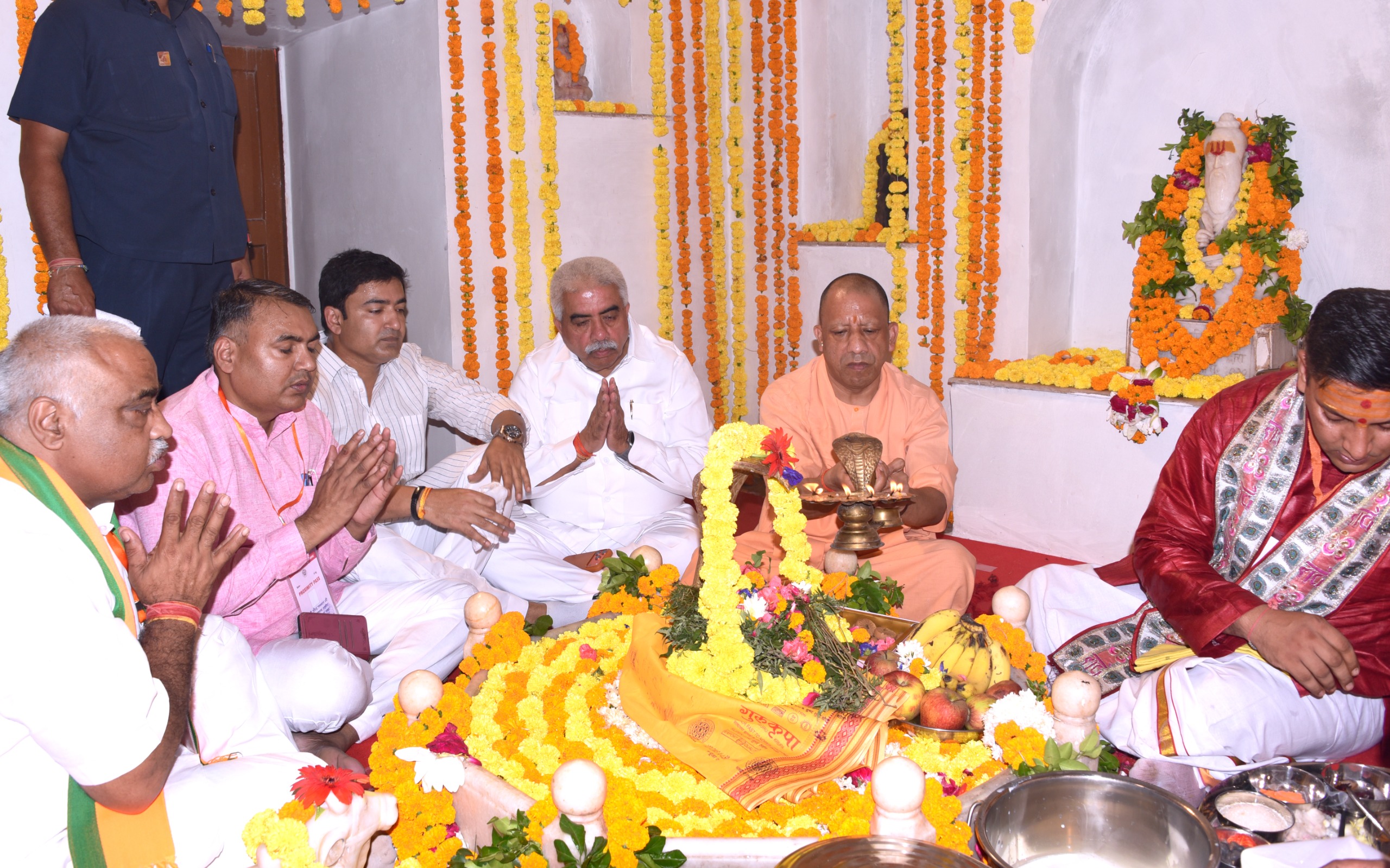 महर्षि वाल्मीकि आश्रम में सीएम योगी ने की पूजा-अर्चना, प्राचीन शिवलिंग और सीता कुटिया के भी किए दर्शन