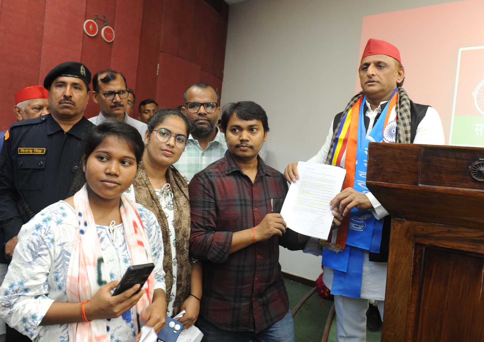 टीजीटी-पीजीटी अभ्यर्थियों ने पूर्व मुख्यमंत्री अखिलेश यादव को सौपा ज्ञापन