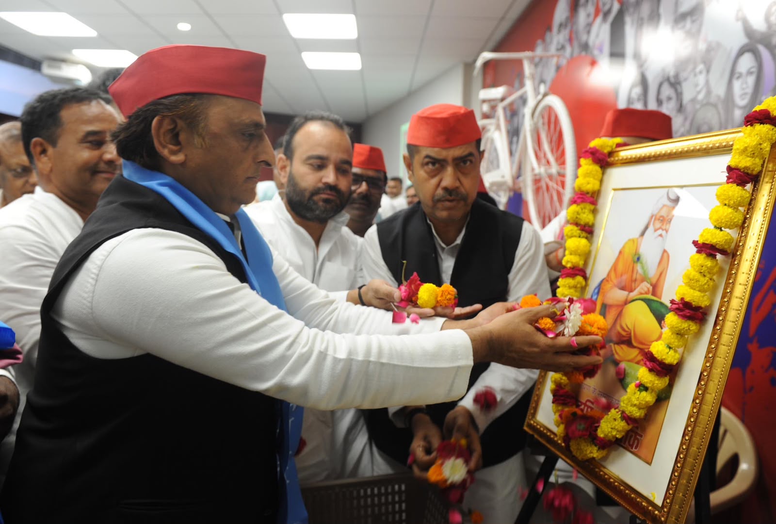 सपा कार्यालय मे मनाई गई महर्षि बाल्मीक जयंती