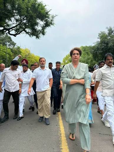 गांधी स्मृति पहुंचे राहुल-प्रियंका, विपक्षी नेता भी साथ, कहा- जिन छात्रों को खोया, उन्हें याद करेंगे