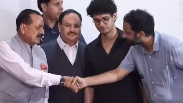 जंतर-मंतर पर कॉकरोच जनता पार्टी का आंदोलन खत्म, कहा- तीनों मांगें पूरी; पहली- प्रधान का इस्तीफा, दूसरी- प्रदर्शनकारियों से केस वापसी, तीसरी- मुआवजा