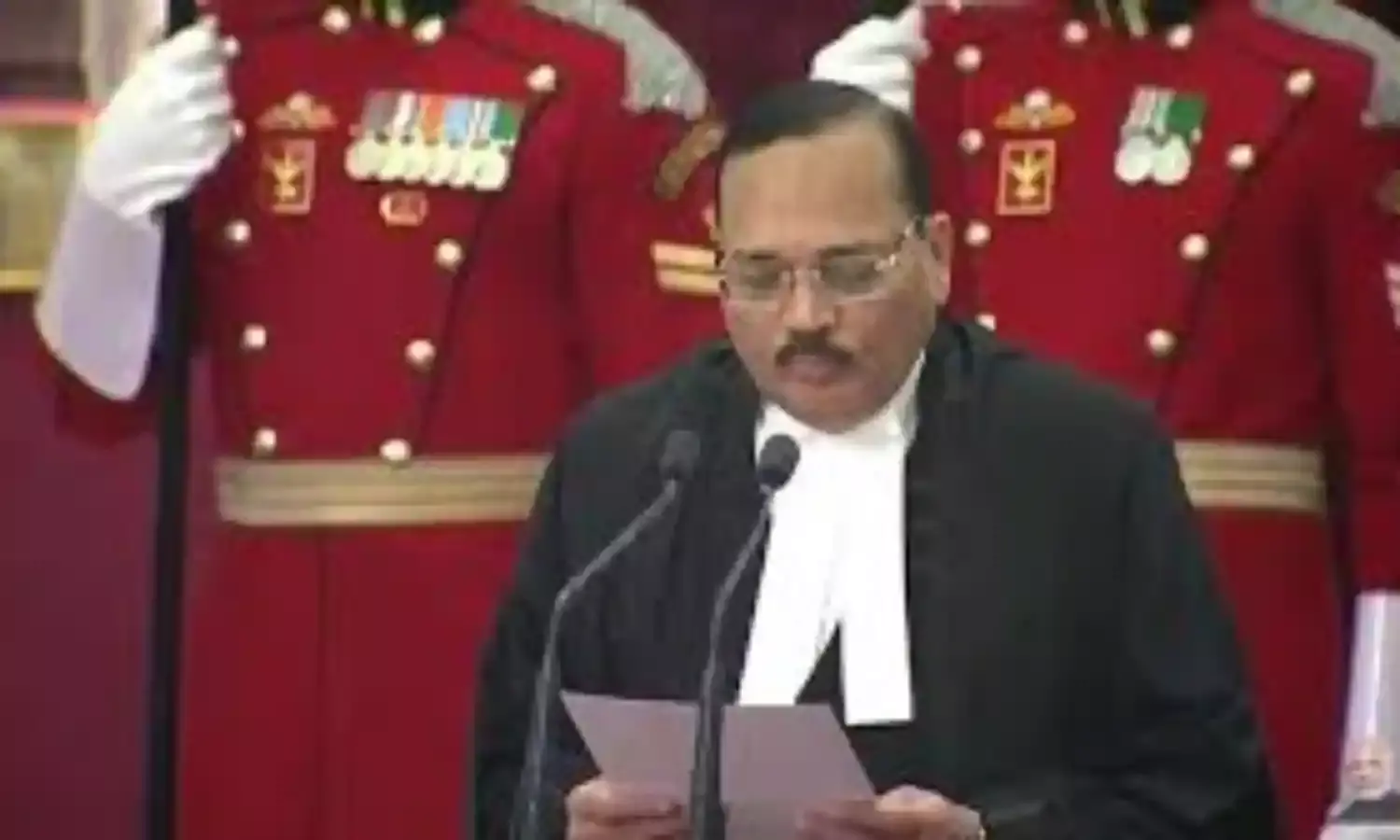 देश के 53वें CJI बने जस्टिस सूर्यकांत, शपथ के बाद भाई-बहन के पैर छुए